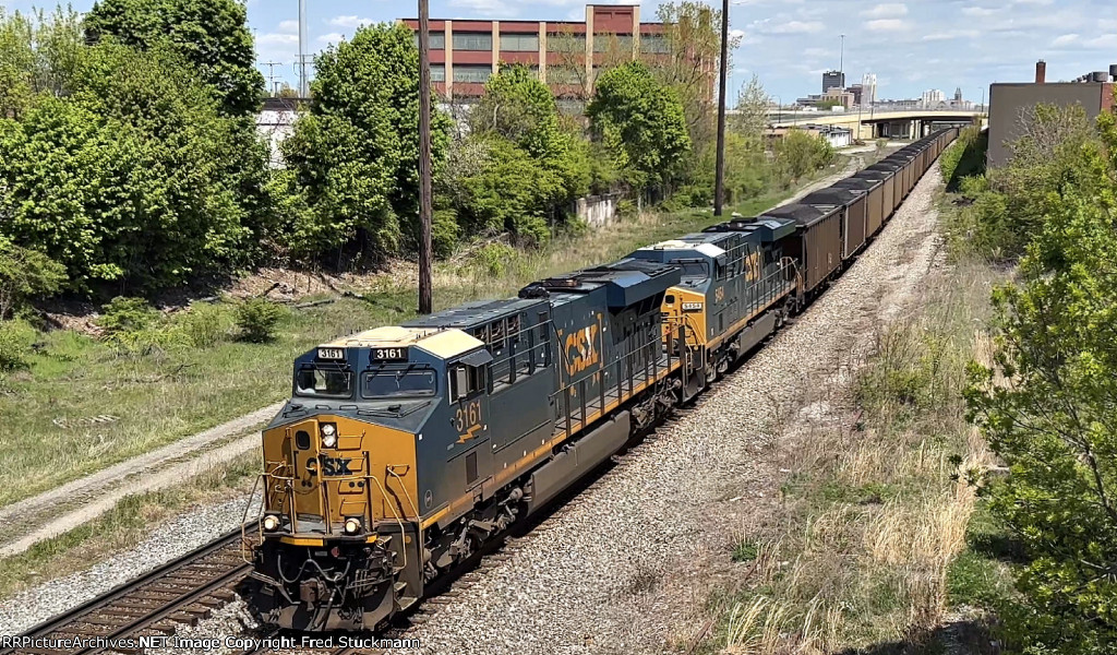 CSX 3161 comes under Miller Ave.